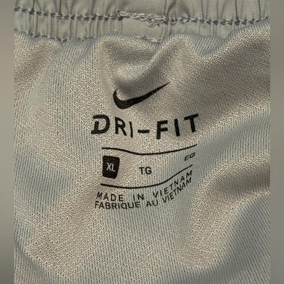 Nike Dri Fit Women’s Gray Lined Athletic Shorts Size XL Measured 32x3 - Picture 6 of 9